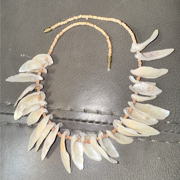 -NECKLACE Vintage 17.5" shell Choker, Screw Barrel Clasp - Picture 4 of 7